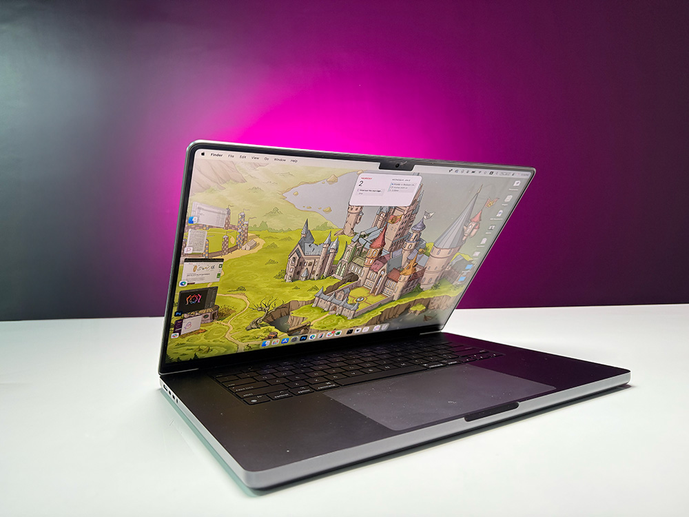 Bilde av MacBook Pro M4 Pro med skjerm åpen i vinkel