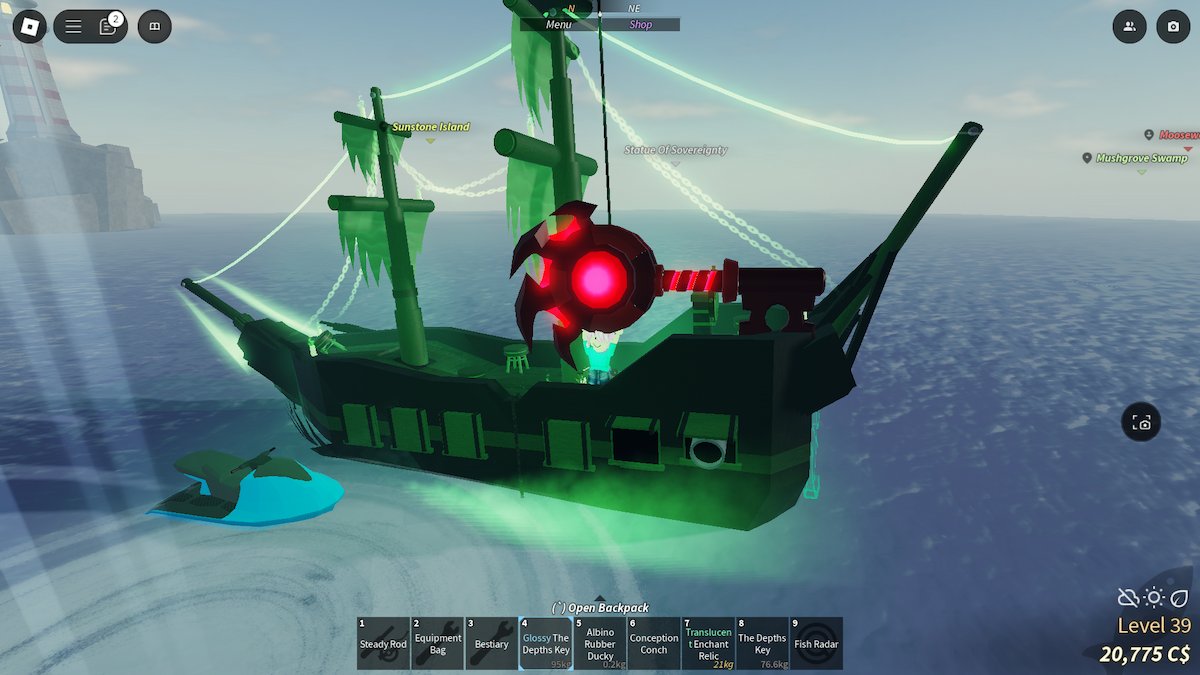 Dybden-nøkkelen som holdes av en rosa-håret avatar som står på det flygende nederlandske skipet i Fisch på Roblox.