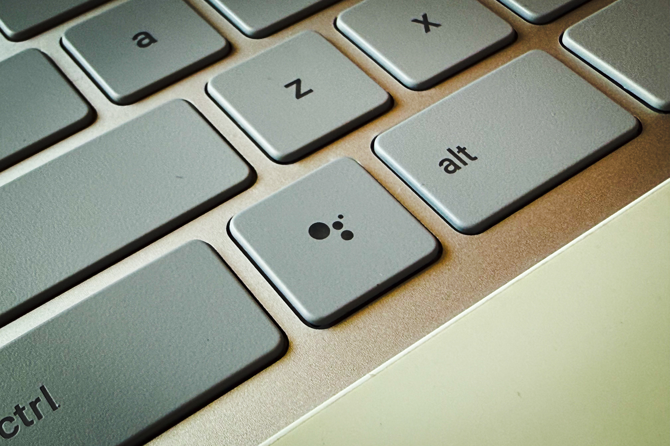 Dedikert Google Assistant -knapp på Chromebook.