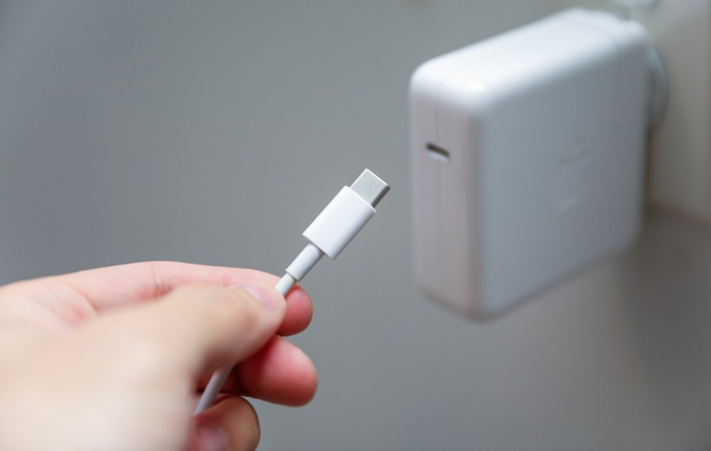 USB Type C Strømleveringskabel som holdes foran adapteren